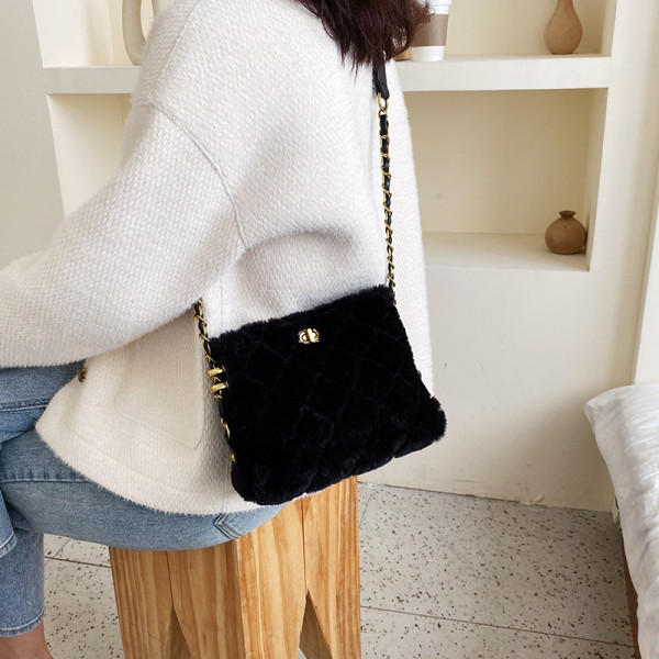 Női pehelytáska lánccal, négy színben