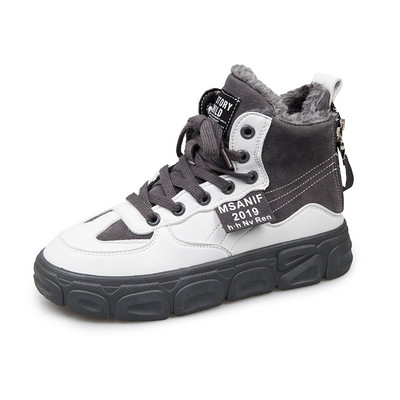 Modern női tornacipő fűzővel és puha béléssel, fekete-fehér színben