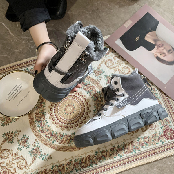 Modern női tornacipő fűzővel és puha béléssel, fekete-fehér színben