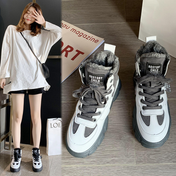 Modern női tornacipő fűzővel és puha béléssel, fekete-fehér színben