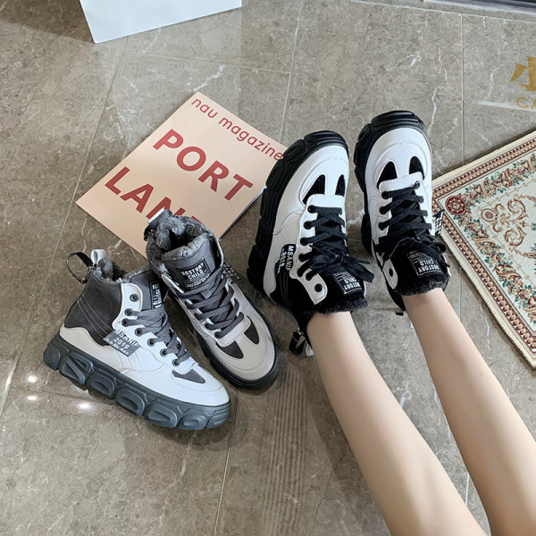 Modern női tornacipő fűzővel és puha béléssel, fekete-fehér színben