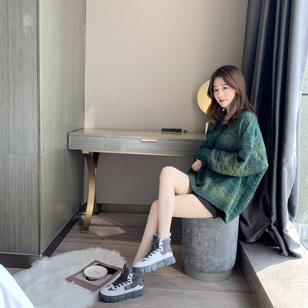 Modern női tornacipő fűzővel és puha béléssel, fekete-fehér színben