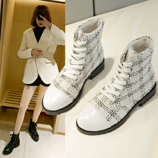 Μοντέρνες γυναικείες μπότες με κορδόνια σε μαύρο και άσπρο χρώμα