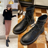 Modern női csizma fűzős fekete műbőrből