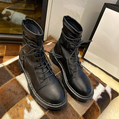 Modern női csizma fűzős fekete műbőrből