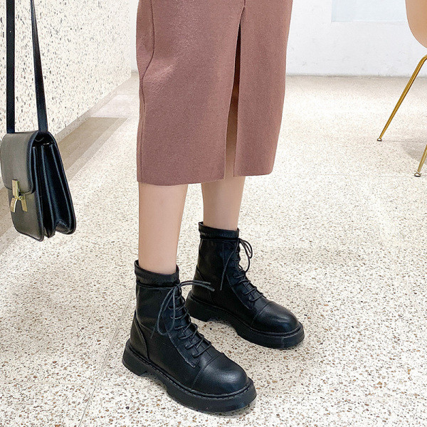 Modern női csizma fűzős fekete műbőrből