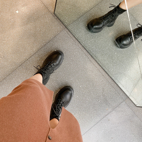 Modern női csizma fűzős fekete műbőrből