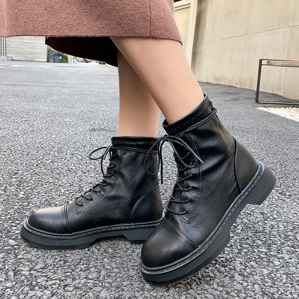 Modern női csizma fűzős fekete műbőrből