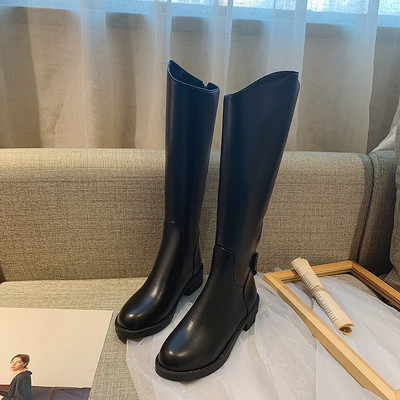 Modern női csizma eko bőrből, csattal fekete színben