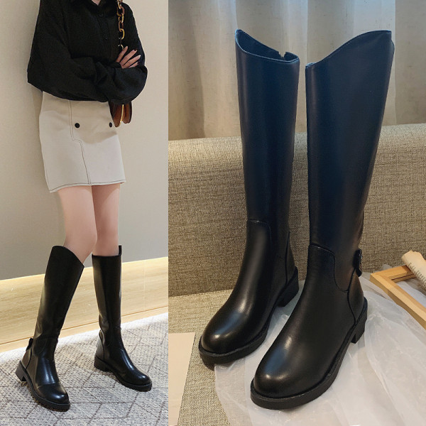 Modern női csizma eko bőrből, csattal fekete színben