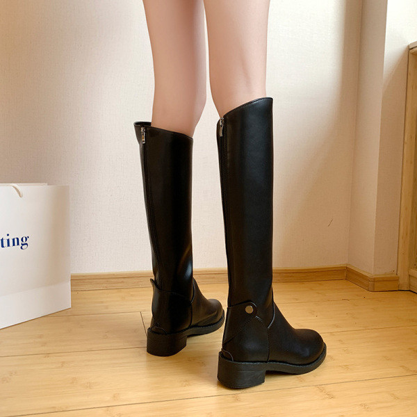 Modern női csizma eko bőrből, csattal fekete színben