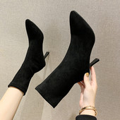 Κομψές γυναικείες μπότες από οικολογικό σουέτ σε μαύρο και μπεζ χρώμα