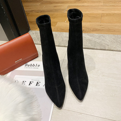 Κομψές γυναικείες μπότες από οικολογικό σουέτ σε μαύρο και μπεζ χρώμα