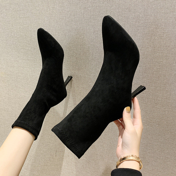 Κομψές γυναικείες μπότες από οικολογικό σουέτ σε μαύρο και μπεζ χρώμα