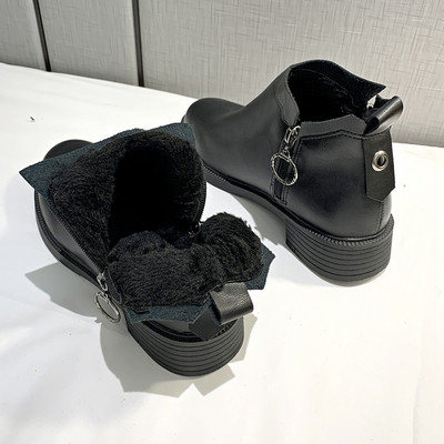 Μοντέρνες γυναικείες μπότες σε μαύρο χρώμα με φερμουάρ