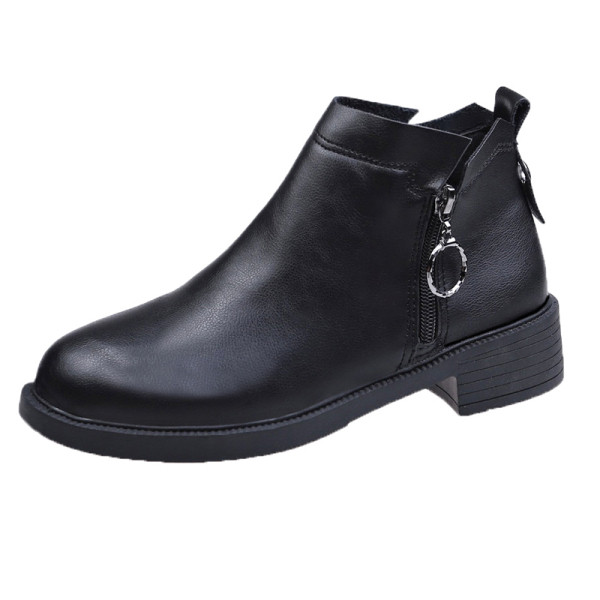 Μοντέρνες γυναικείες μπότες σε μαύρο χρώμα με φερμουάρ