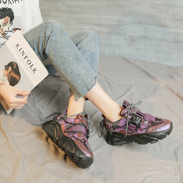Μοντέρνα γυναικεία αθλητικά παπούτσια με ισόπαλα πέλματα και κορδόνια σε τρία χρώματα