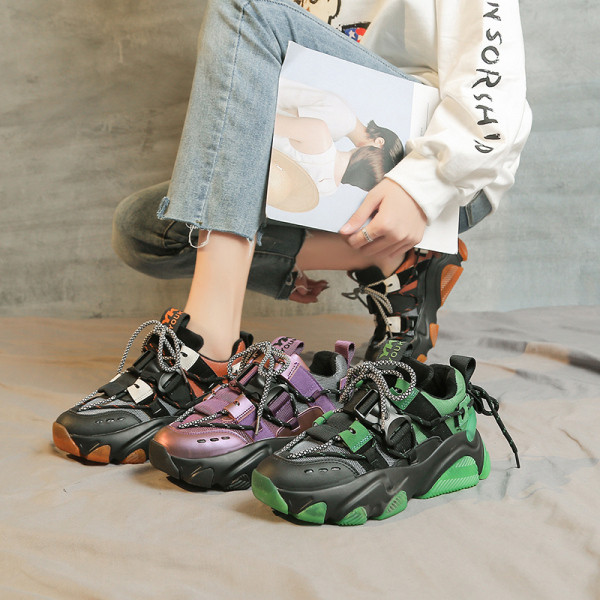 Μοντέρνα γυναικεία αθλητικά παπούτσια με ισόπαλα πέλματα και κορδόνια σε τρία χρώματα