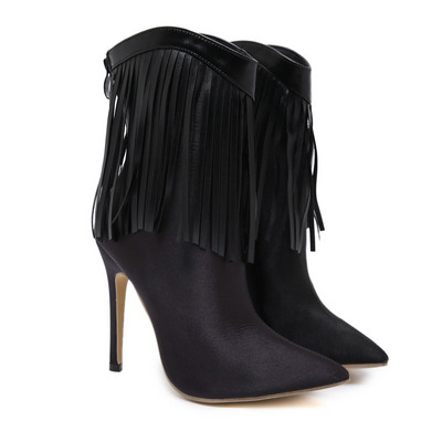 ÚJ női csizma modell rojtokkal, fekete színben