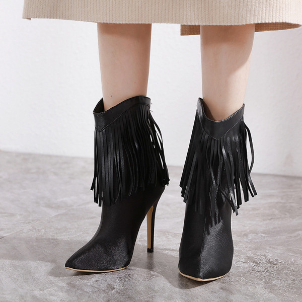 ÚJ női csizma modell rojtokkal, fekete színben