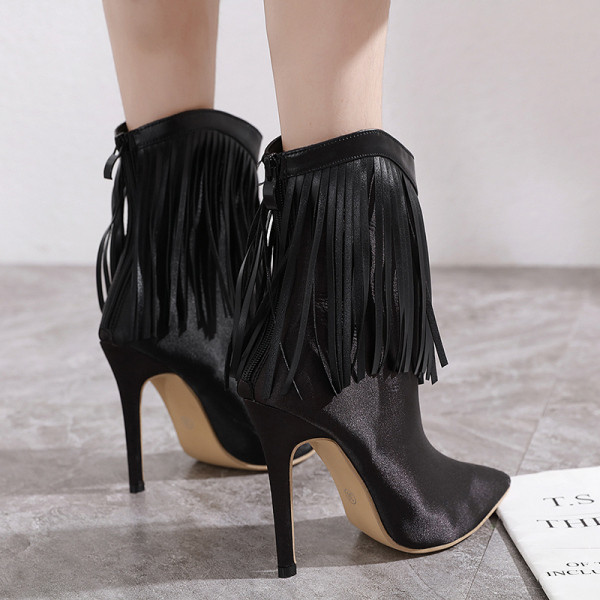 ÚJ női csizma modell rojtokkal, fekete színben