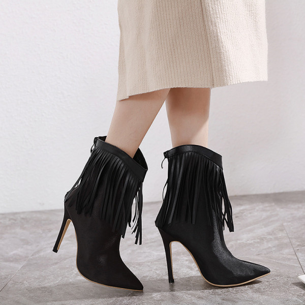 ÚJ női csizma modell rojtokkal, fekete színben