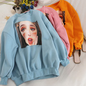 Καθημερινή  γυναικεία μπλούζα σε τρία χρώματα με εφαρμογή και οβάλ ντεκολτέ