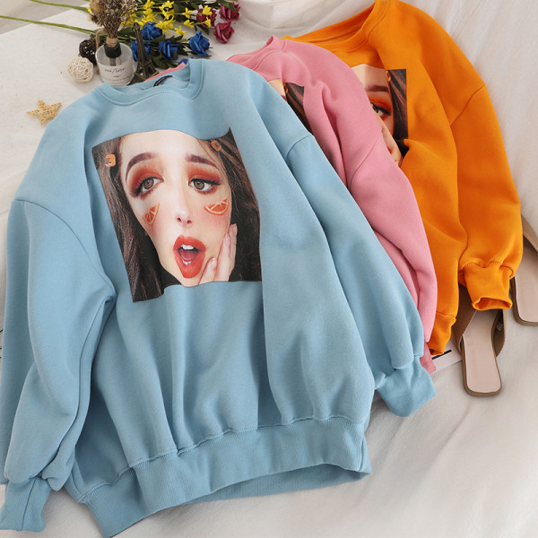 Καθημερινή  γυναικεία μπλούζα σε τρία χρώματα με εφαρμογή και οβάλ ντεκολτέ