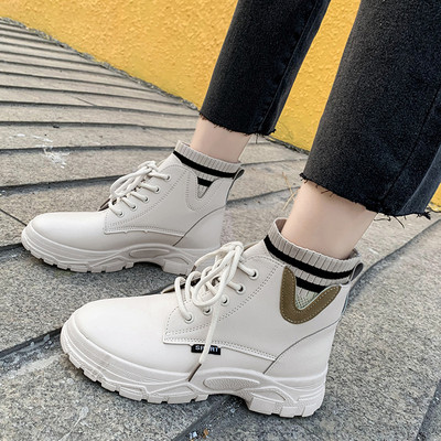 Modern női csizma fűzővel és lapos talppal, fekete-fehér színben