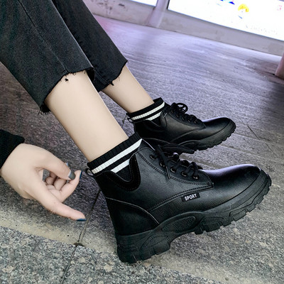 Modern női csizma fűzővel és lapos talppal, fekete-fehér színben