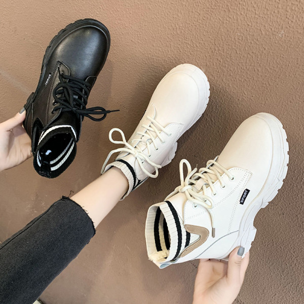 Modern női csizma fűzővel és lapos talppal, fekete-fehér színben