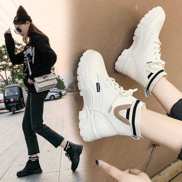 Modern női csizma fűzővel és lapos talppal, fekete-fehér színben