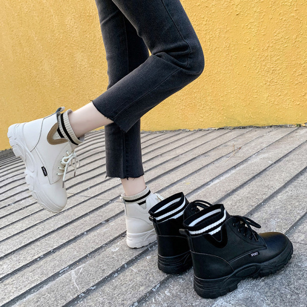 Modern női csizma fűzővel és lapos talppal, fekete-fehér színben