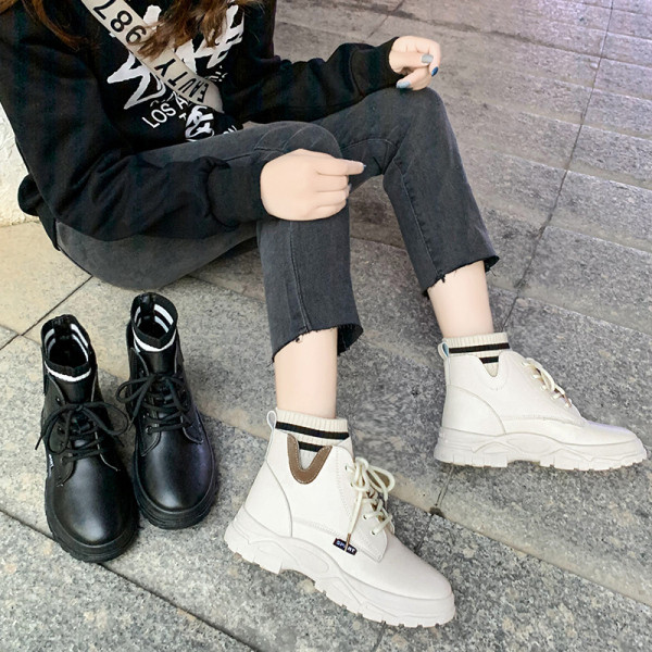 Modern női csizma fűzővel és lapos talppal, fekete-fehér színben