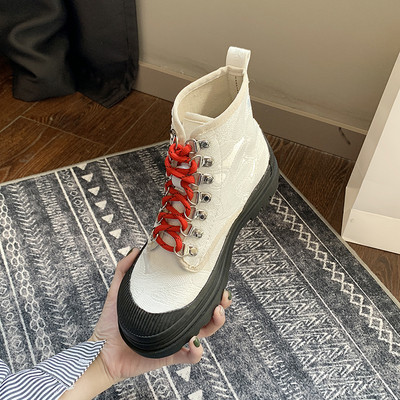 Γυναικείες casual μπότες  σε λευκό και μαύρο χρώμα με πολύχρωμους δεσμούς