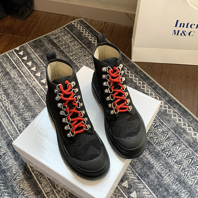 Γυναικείες casual μπότες  σε λευκό και μαύρο χρώμα με πολύχρωμους δεσμούς