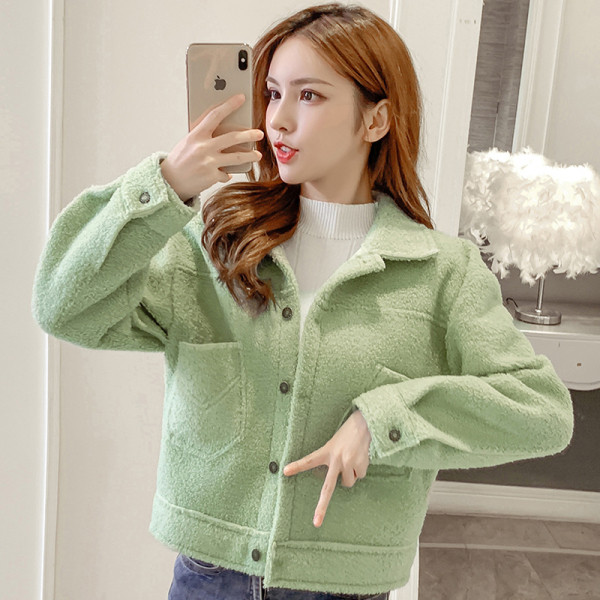 Χνουδωτό γυναικέιο παλτό με κουμπιά στη πλάτη σε πράσινο και λευκό χρώμα