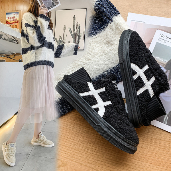 Modern női tornacipő lapos talppal, fekete és bézs színben