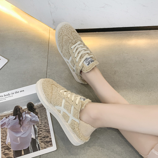 Modern női tornacipő lapos talppal, fekete és bézs színben