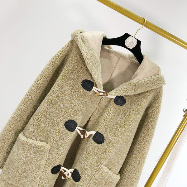 Modern hosszú pehelykabát bézs színű gombokkal