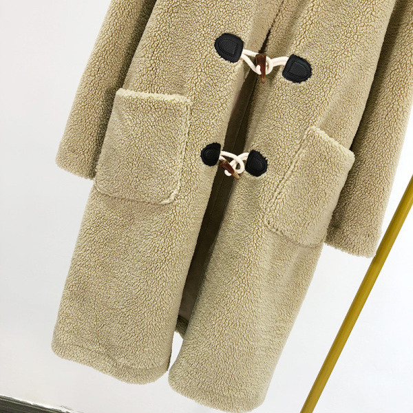 Modern hosszú pehelykabát bézs színű gombokkal