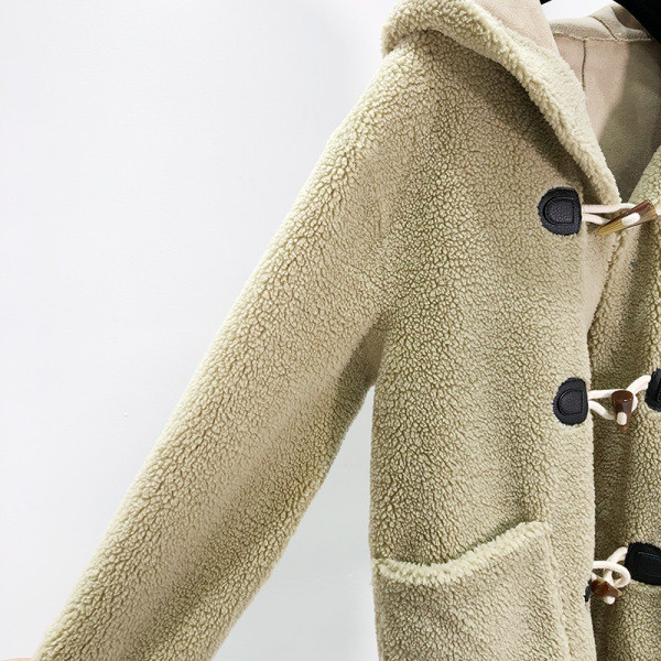 Modern hosszú pehelykabát bézs színű gombokkal