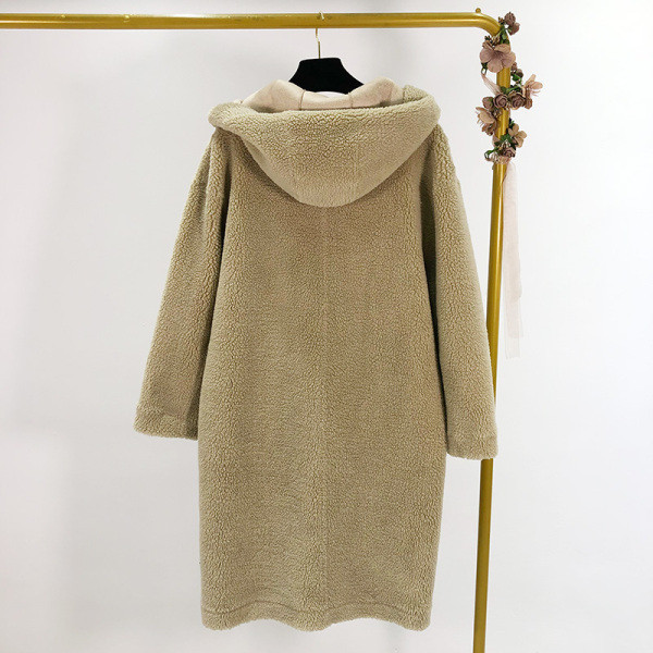 Modern hosszú pehelykabát bézs színű gombokkal