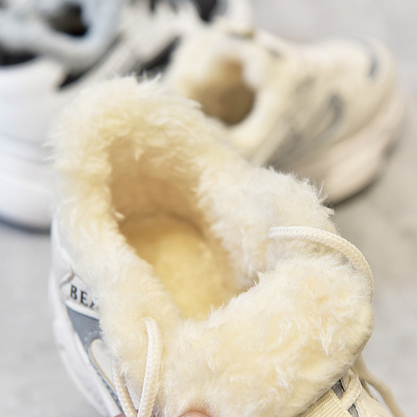 Női téli tornacipő puha béléssel, bézs és fekete színben