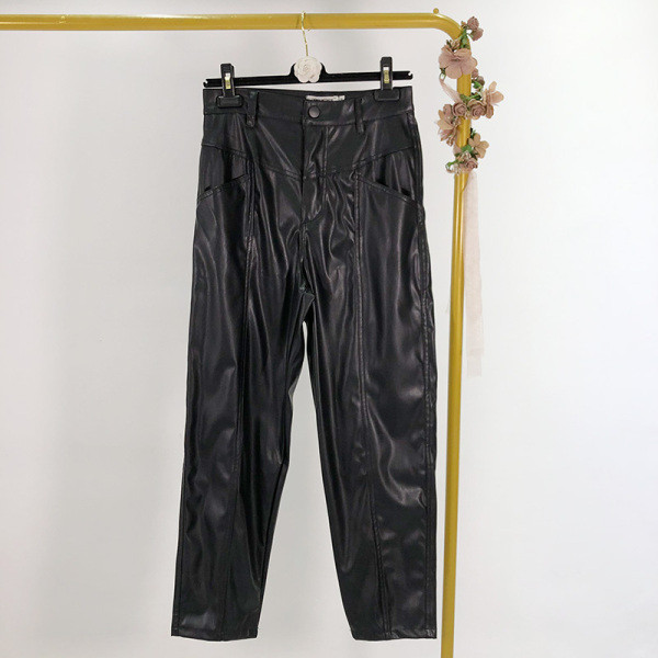 Modern női bőrnadrág fekete színben - egyenes modell