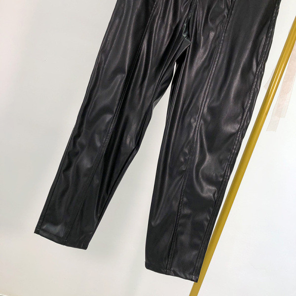 Modern női bőrnadrág fekete színben - egyenes modell