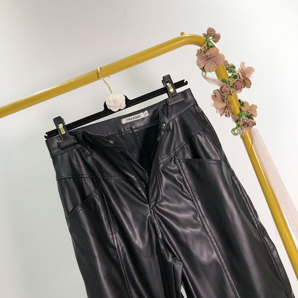 Modern női bőrnadrág fekete színben - egyenes modell