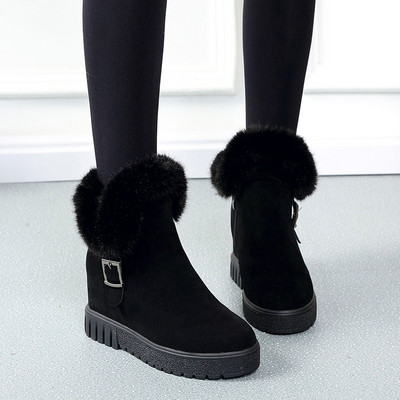 Modern női csizma lapos talppal, fekete pehelyszínnel