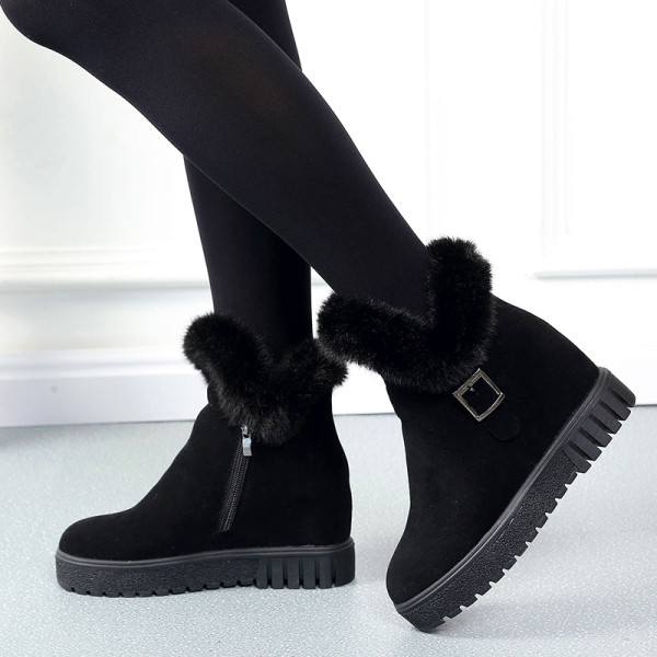 Modern női csizma lapos talppal, fekete pehelyszínnel