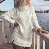 Μοντέρνο γυναικείο πουλόβερ  με μεγάλο κολάρο και μακρύ μανίκι σε λευκό και μπεζ χρώμα